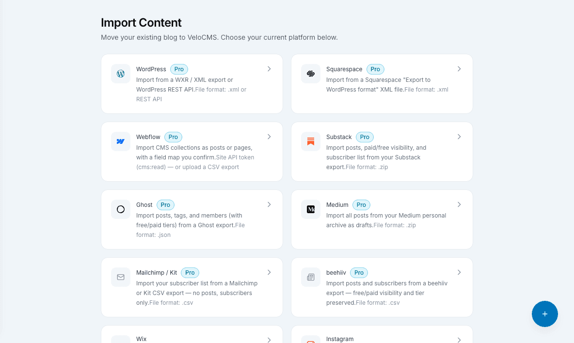 شاشة اختيار مصدر الاستيراد في VeloCMS، تعرض كل مصادر الترحيل المدعومة — WordPress وSquarespace وWebflow وSubstack وGhost وMedium وMailchimp/Kit وbeehiiv — مع صيغة الملف المطلوبة لكل منها.