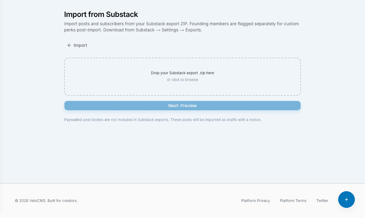 شاشة استيراد Substack في VeloCMS، مع منطقة إفلات لملف تصدير Substack المضغوط الذي يحتوي على المقالات والمشتركين.
